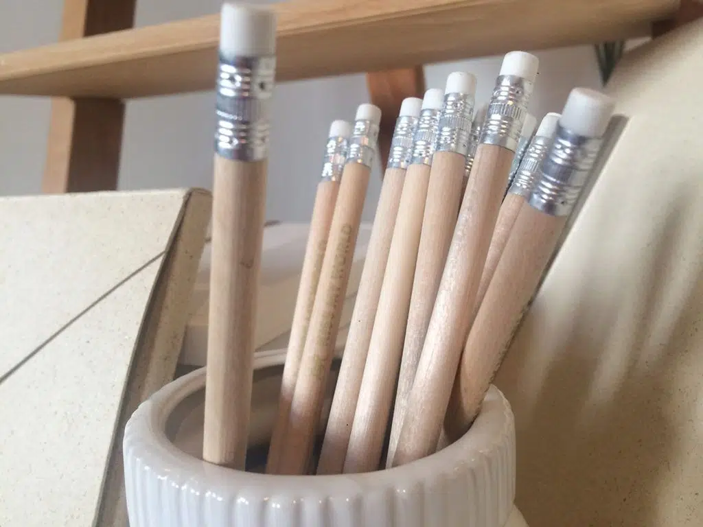 Naturholz-Bleistift natur mit Radiergummi und Goldschriftzug