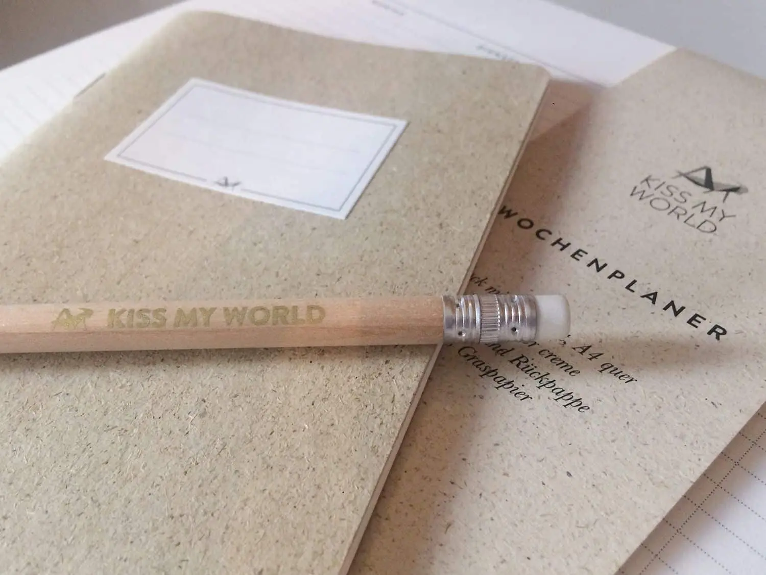 Nachhaltiger Bleistift mit Goldprägung auf Graspapier-Produkten von Papier à la Carte