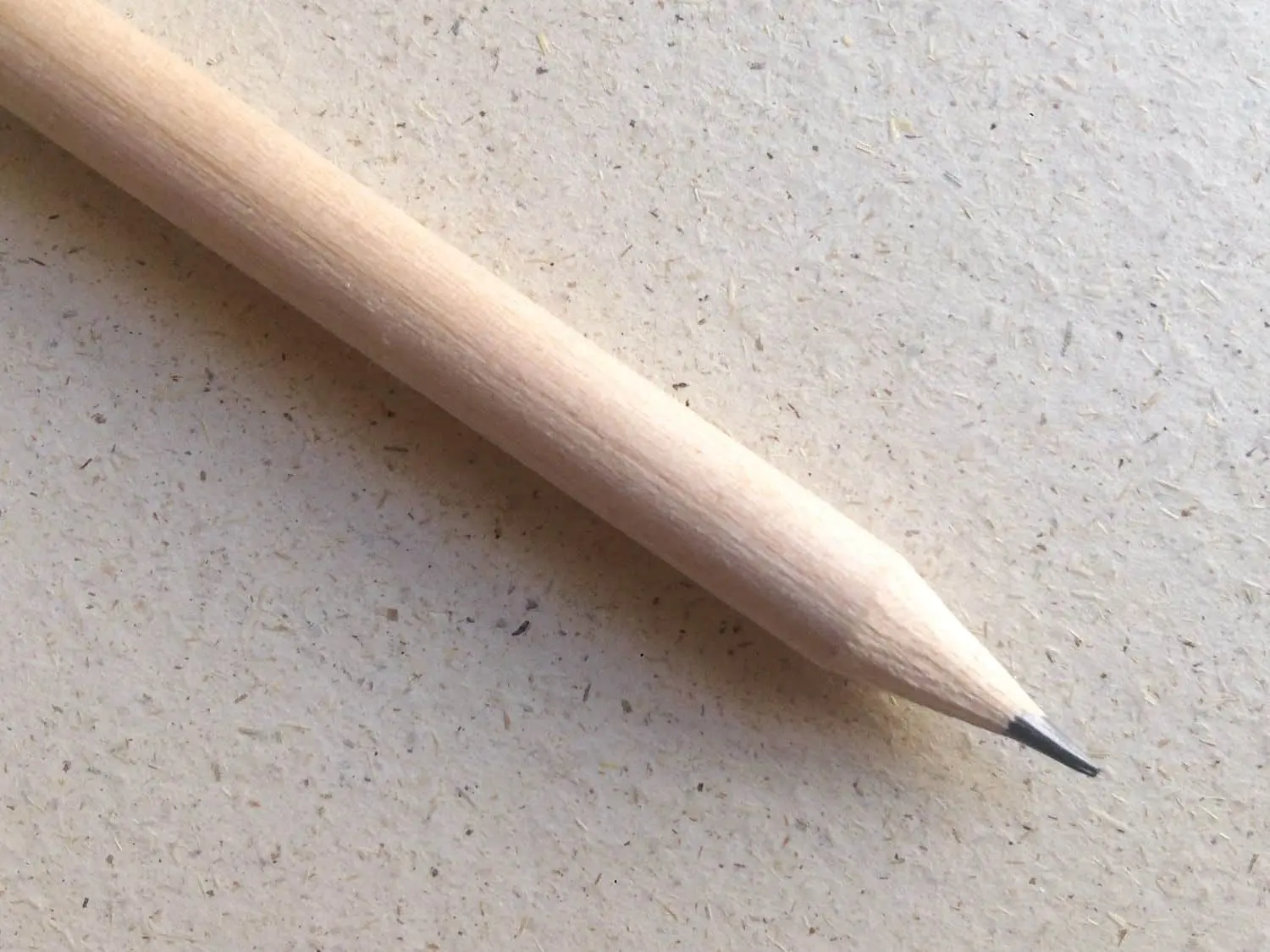 Naturbelassener, gespitzter Bleistift von Papier à la Carte auf nachhaltigem Graspapier