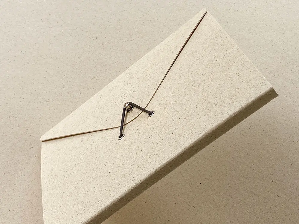 Dokumentenmappe aus Graspapier in A4 von Papier à la Carte in Seitenansicht