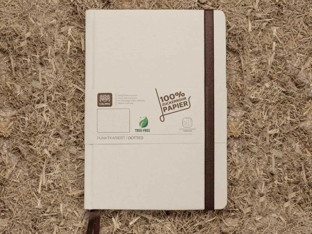 Papier à la Carte, Calima, Notizbuch, A5, Zuckerrohrpapier, Vorderansicht, Fasern, Hintergrund