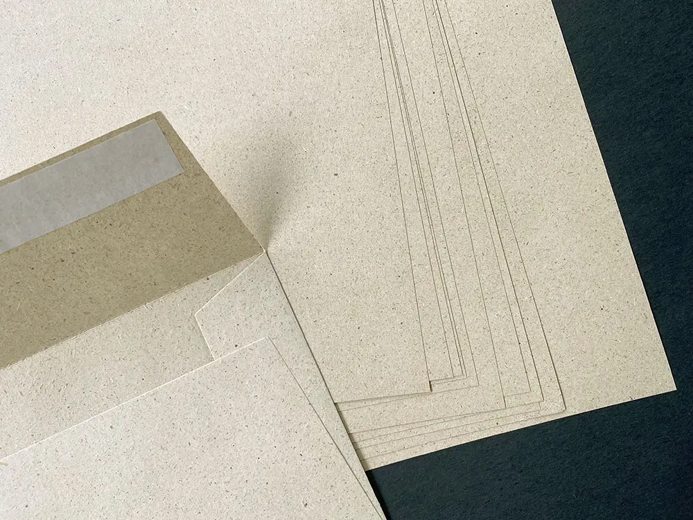 Das Briefpapier-Set aus Graspapier ist aus umweltfreundlichen Materialien gefertigt.