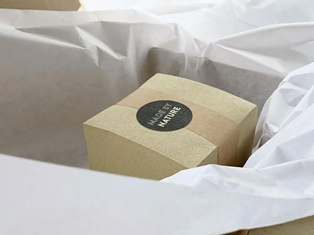 Notizzettel aus Graspapier in plastikfreier Versandverpackung.