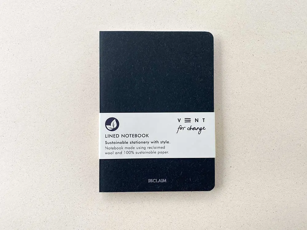 Ein nachhaltiges und haptisches A5-Notizbuch mit Bezügen aus recycelter Wolle und recyceltem Karton.