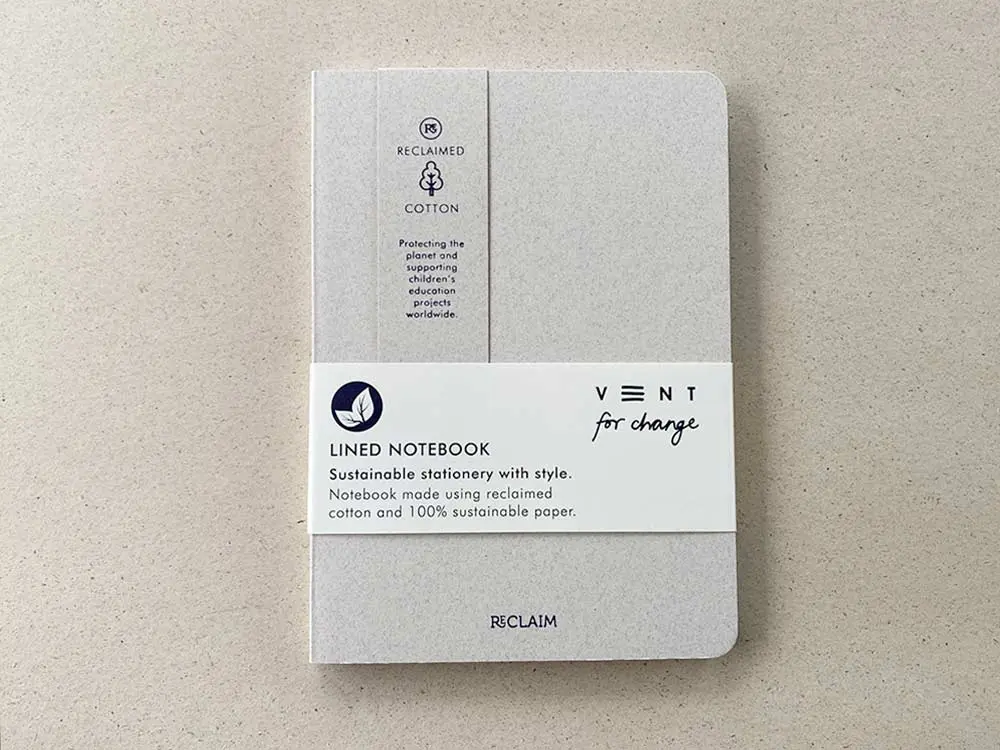 Ein nachhaltiges und haptisches A5-Notizbuch mit Bezügen aus recycelter Baumwolle und recyceltem Karton.