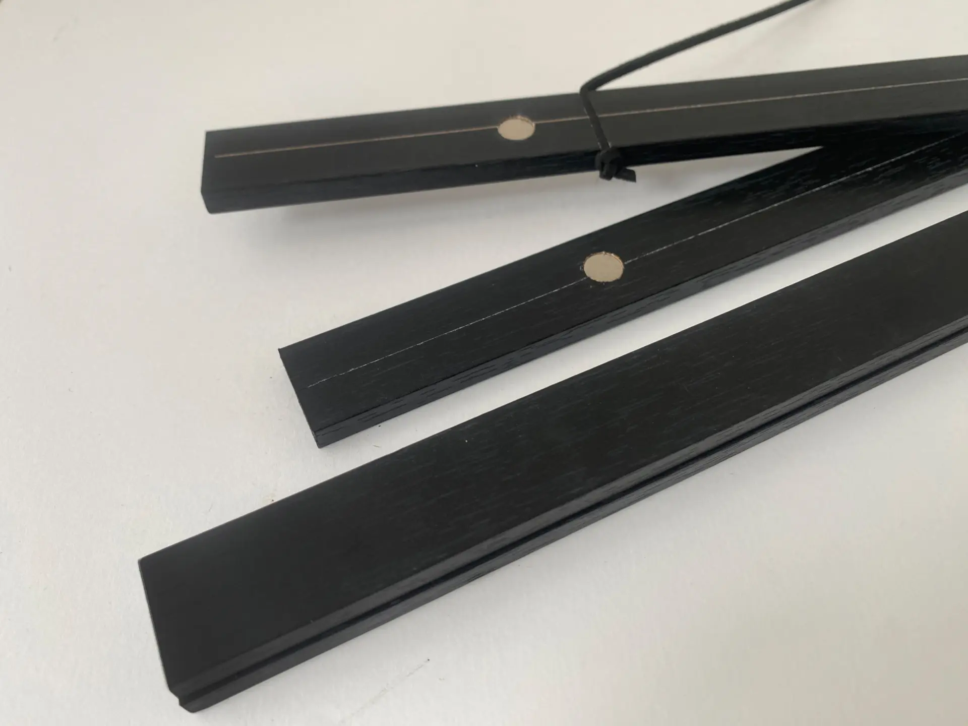 Schwarze Magnetleisten aus Holz für Poster oder Kalender