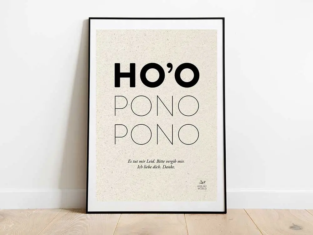 Graspapier-Poster mit Ho‘oponopono-Spruch in schwarzem Rahmen auf hellem Holzboden
