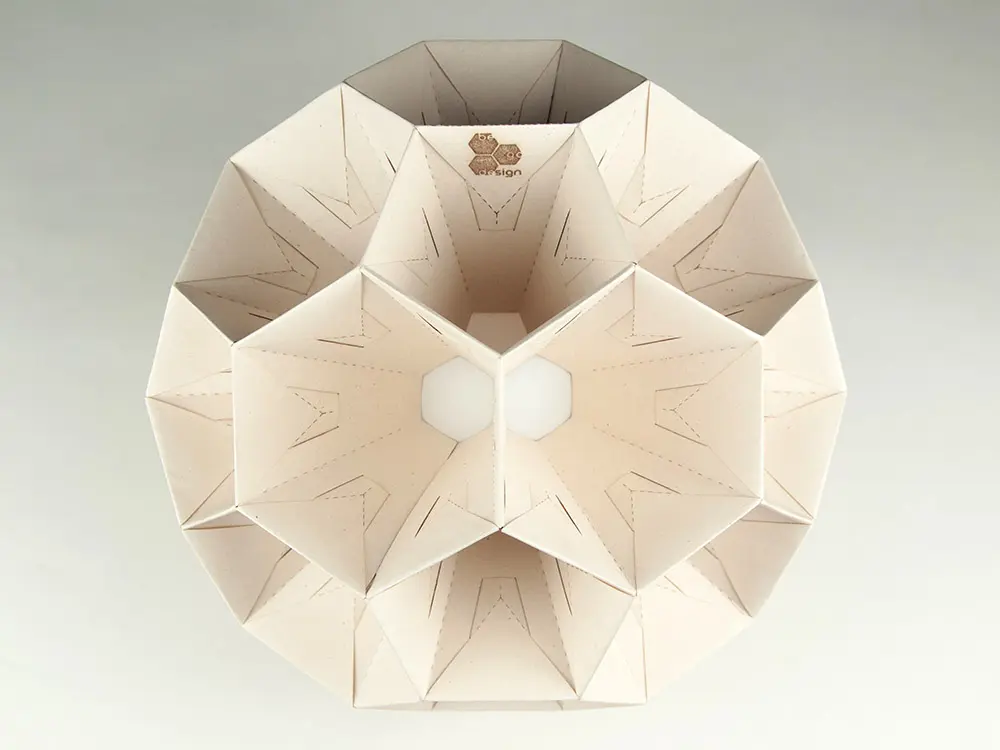 Gefaltete Origami-Deckenleuchte aus Naturpapier aus Lederpapier von Papier à la Carte