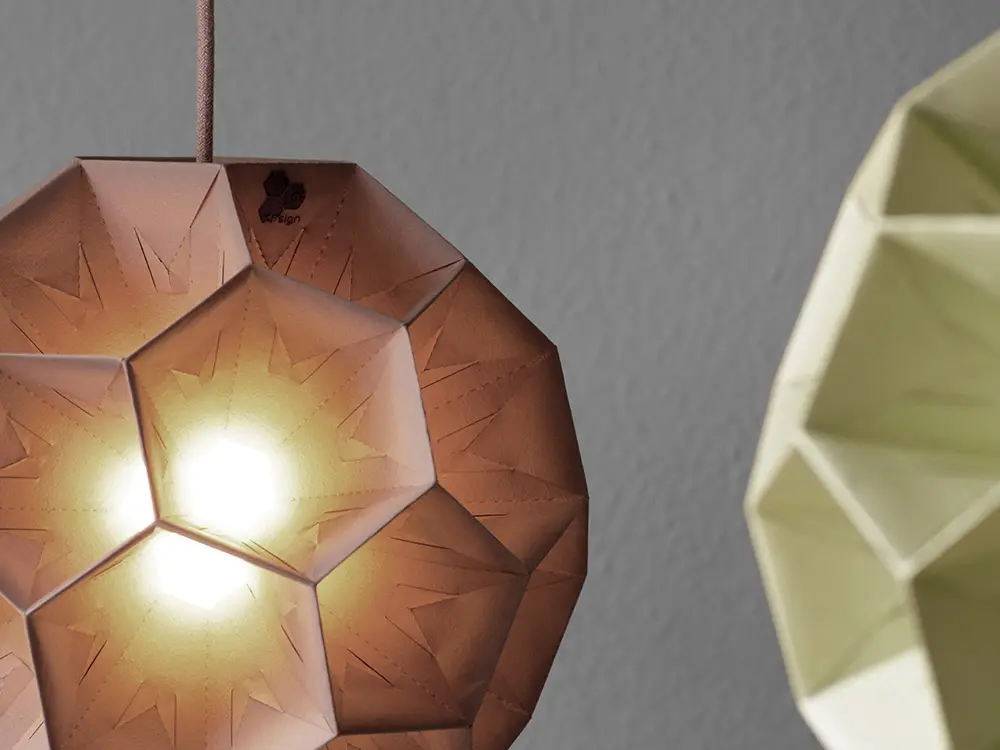 Papierlampenschirme aus braunem Mandelpapier und grünem Kiwipapier