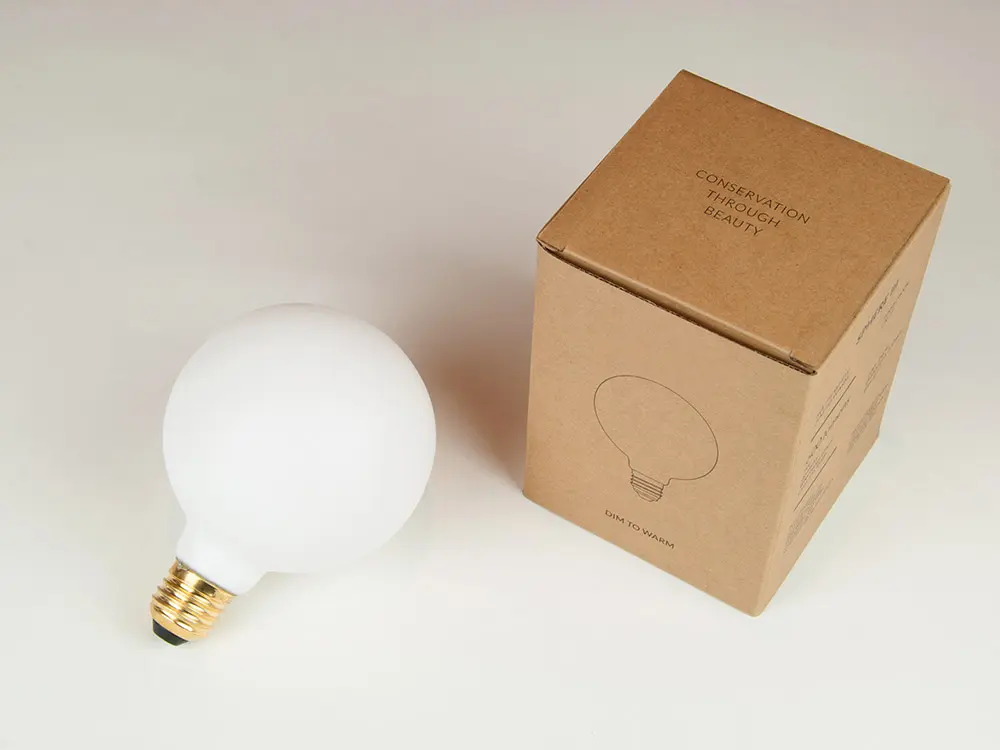Dimmbare LED-Glühbirne mit Verpackung – warmweißes Licht für nachhaltige Leuchten