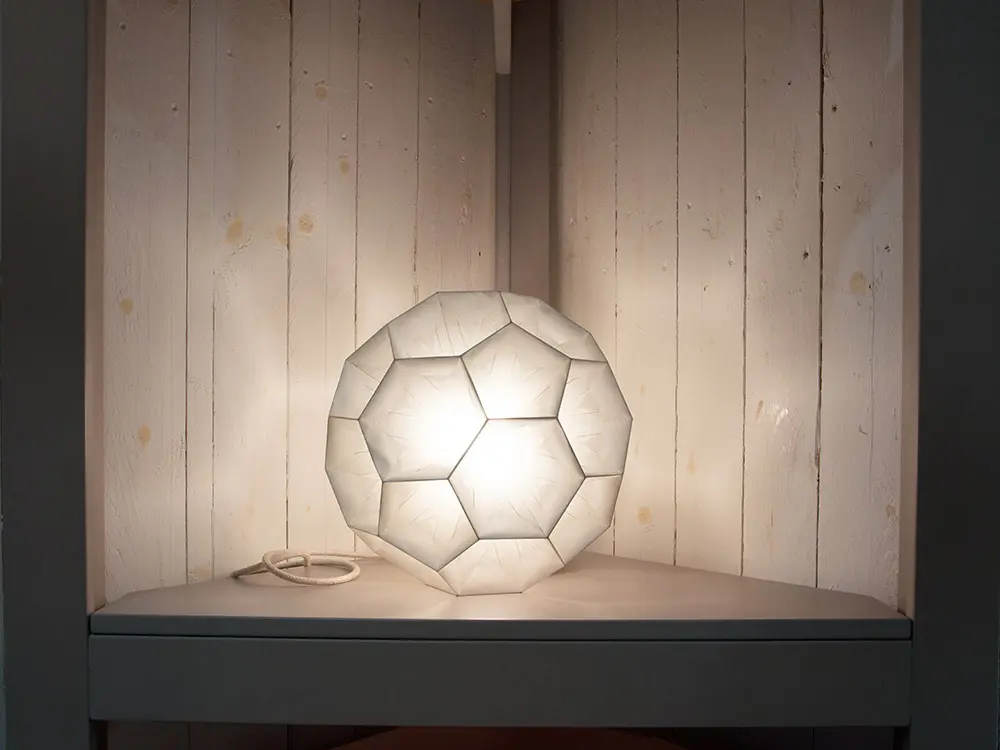 Papierlampe aus Maispapier mit sanftem Lichtschein