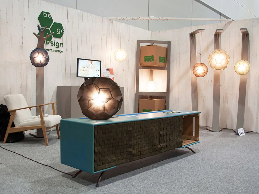 Messestand mit nachhaltigen Designlampen aus Papier in verschiedenen Farben