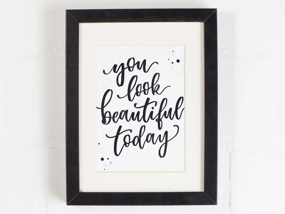 Brushlettering im schwarzen Rahmen mit dem Spruch „You look beautiful today“ von Martina Johanna Janssen