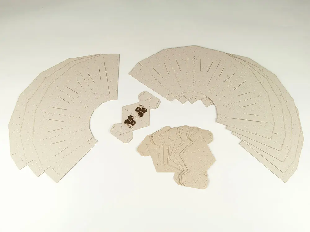 Einzelteile aus Naturpapier für eine DIY-Deckenleuchte von Bernd Görtz