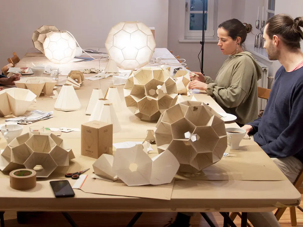Wochenend-Workshop-Kunstvolle Origami-Leuchte selbst gemacht-Teilnehmende