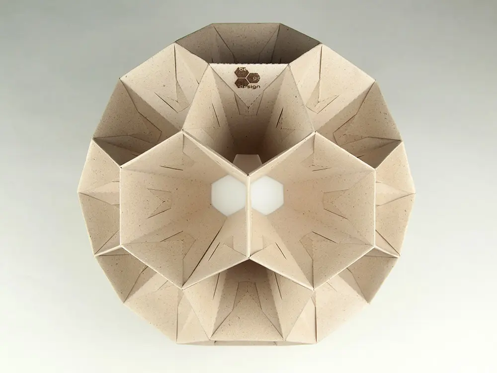 Moderne geometrische Deckenleuchte aus nachhaltigem Graspapier in der Farbe „Wiese“