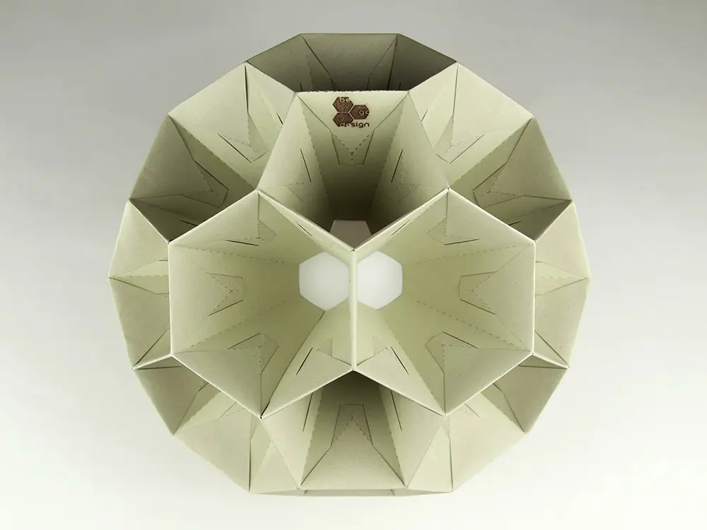 Geometrische Deckenleuchte aus Kiwipapier in hellem Grün, frontal fotografiert.
