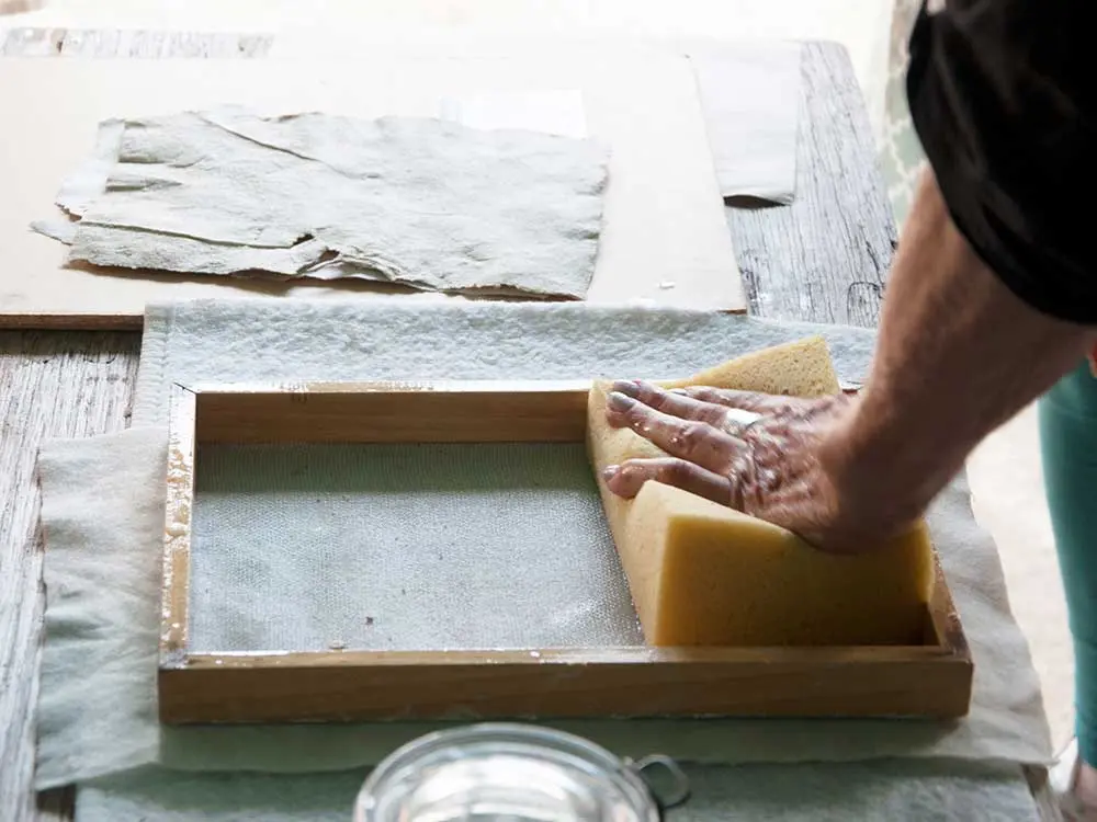 Workshop Papierschöpfen mit Naturmaterialien in Hamburg Moorburg Handgeschöpftes Papier VHS