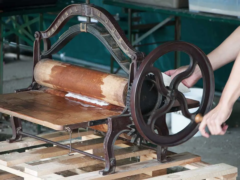 Workshop Papierschöpfen mit Naturmaterialien in Hamburg Moorburg Handgeschöpftes Papier VHS