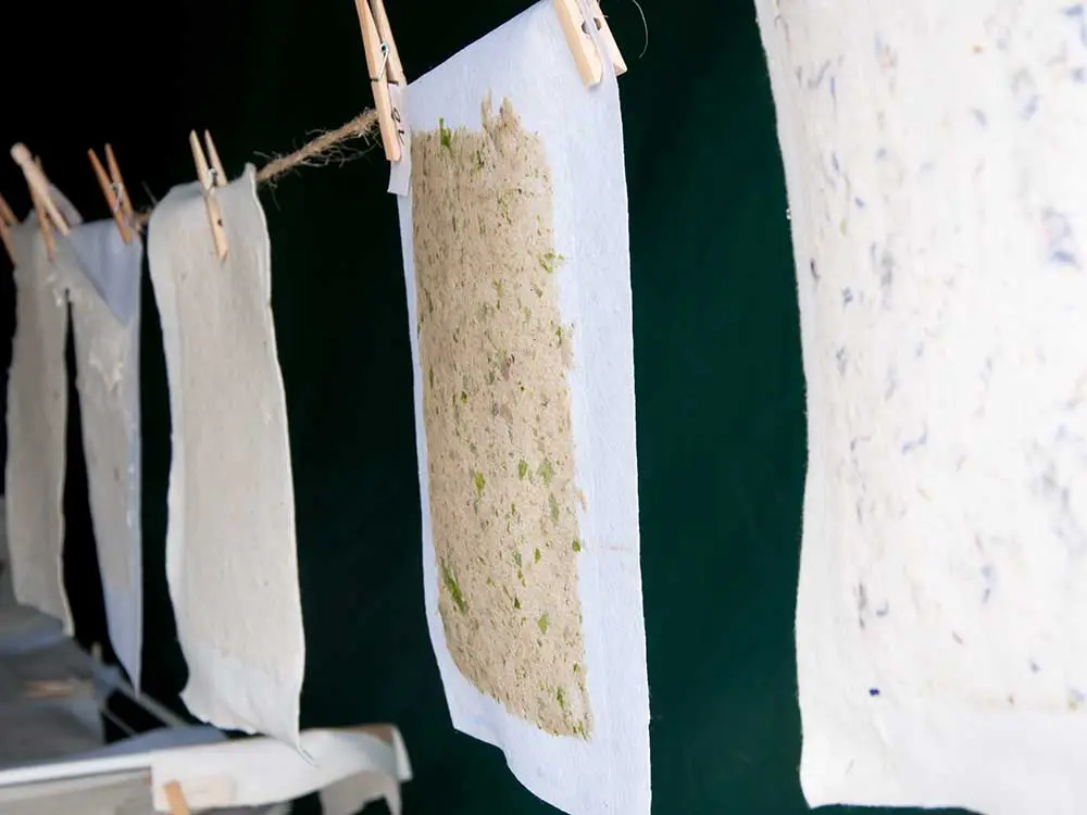 Workshop Papierschöpfen mit Naturmaterialien in Hamburg Moorburg Handgeschöpftes Papier VHS