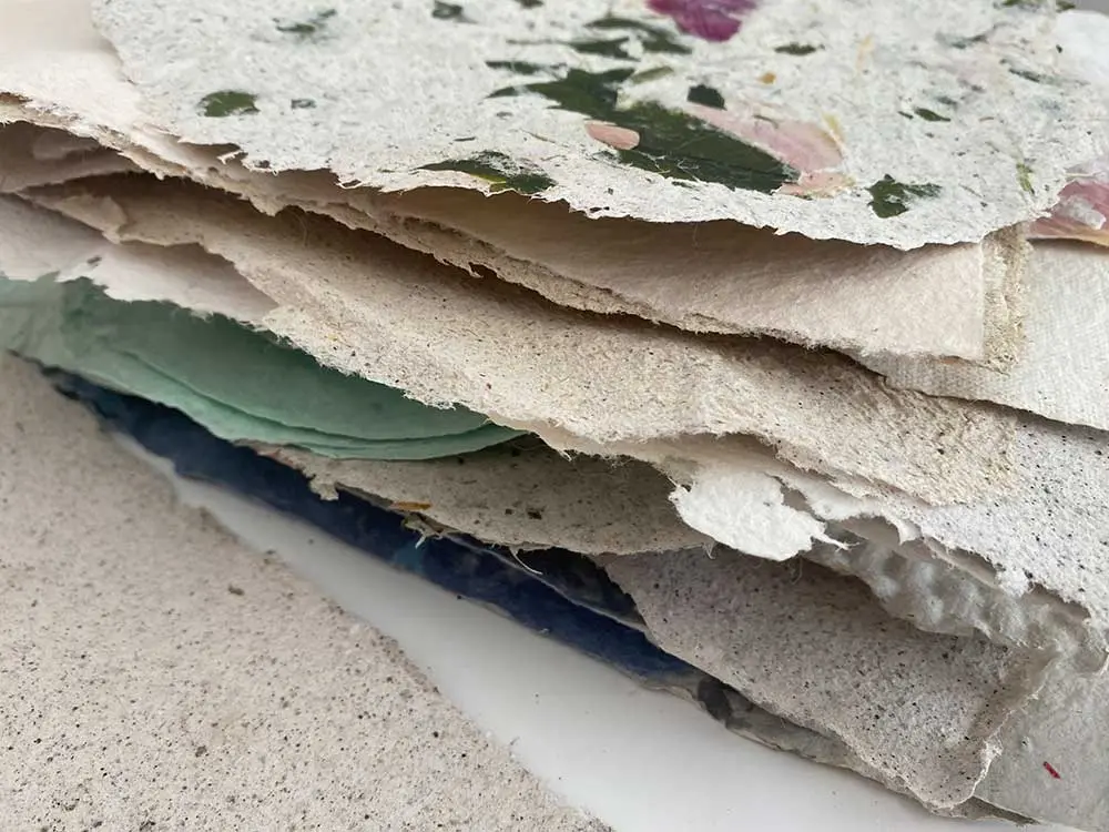 Workshop Papierschöpfen mit Naturmaterialien in Hamburg Moorburg Handgeschöpftes Papier Blütenpapier Algenpapier