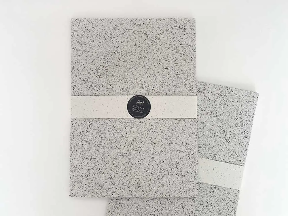 Zwei Blöcke naturweißes Algenpapier im Format A4 mit Papier à la Carte Banderole