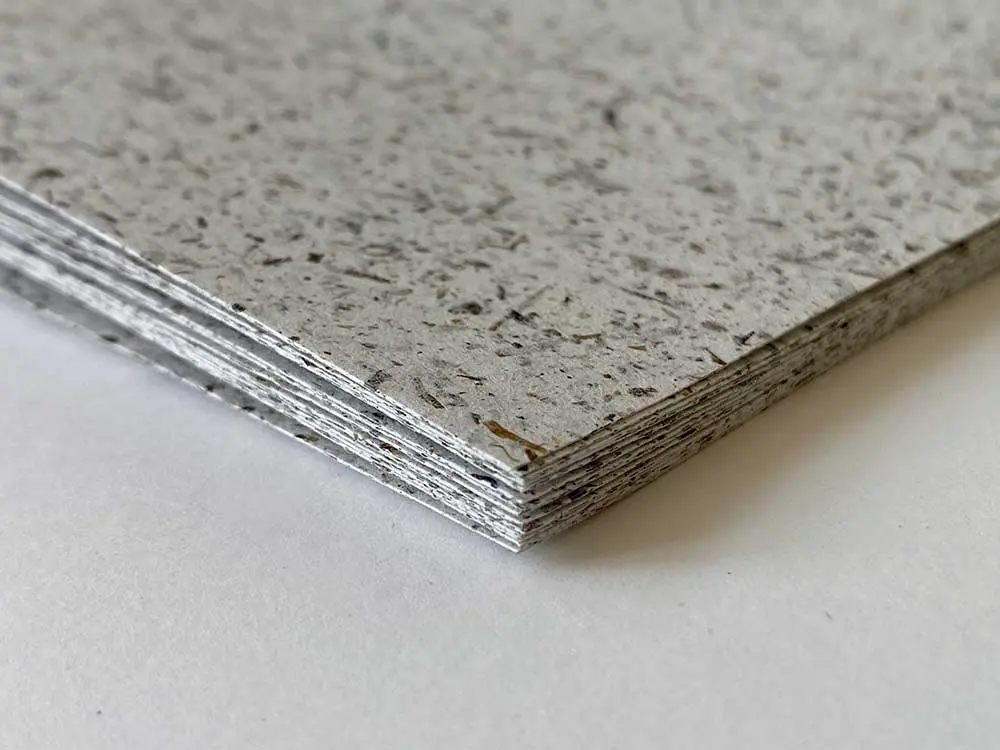 Stapel aus nachhaltigem Algenpapier im A4-Format mit sichtbarer Struktur
