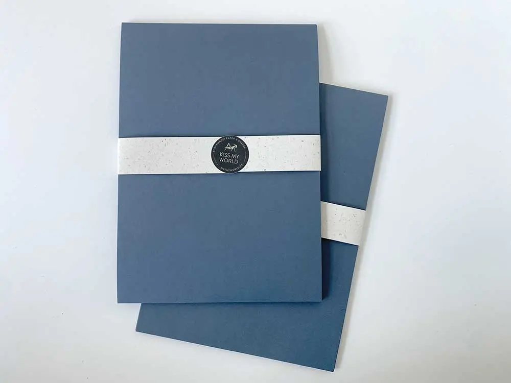 Papier à la Carte_Skizzenpapier_Zeichenpapier_Lavendelpapier_A4_250g_01 Zwei Packungen Lavendelpapier im A4-Format, gebündelt mit naturweißer Banderole aus hellem Kaffeepapier und Papier à la Carte-Logo