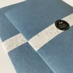 Hier siehst Du eine Detailaufnahme / Nahaufnahme des umweltfreundlichen Jeanspapiers. Das Papier à la Carte-Jeanspapier im Format A4 ist von Jagotech und es wird aus Abschnitten hergestellt, die bei der Jeansproduktion übrigbleiben. Du kannst das Jeanspapier kaufen und als Bastelpapier, Künstlerpapier, Zeichenpapier, Skizzenpapier oder zum Malen benutzen.