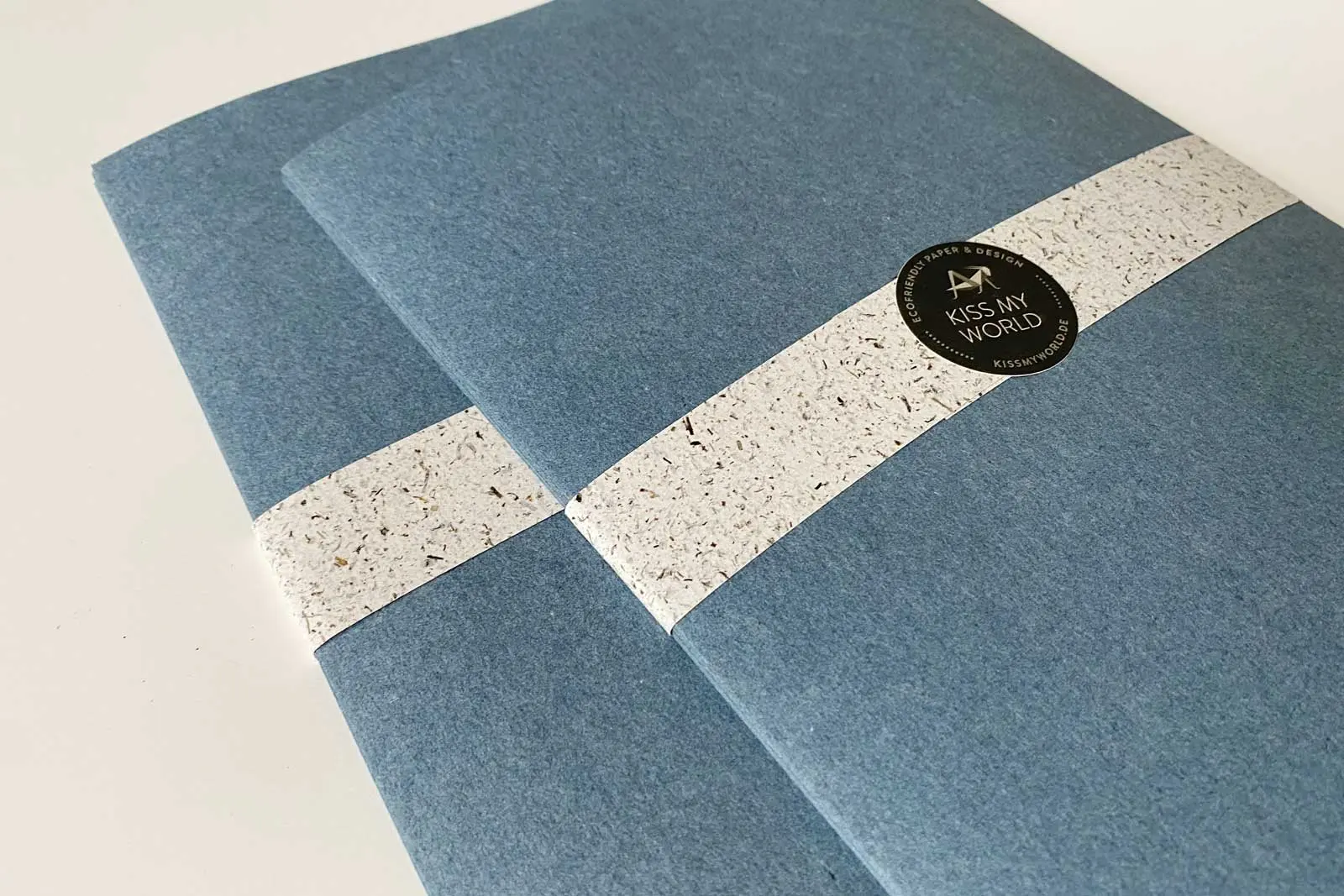 Hier siehst Du eine Detailaufnahme / Nahaufnahme des umweltfreundlichen Jeanspapiers. Das Papier à la Carte-Jeanspapier im Format A4 ist von Jagotech und es wird aus Abschnitten hergestellt, die bei der Jeansproduktion übrigbleiben. Du kannst das Jeanspapier kaufen und als Bastelpapier, Künstlerpapier, Zeichenpapier, Skizzenpapier oder zum Malen benutzen.