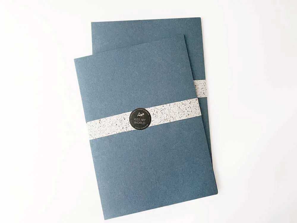 Papier à la Carte Jeanspapier Jagotech 05.jpg Zwei Stapel des umweltfreundlichen Jeanspapiers mit Banderole auf hellem Untergrund.