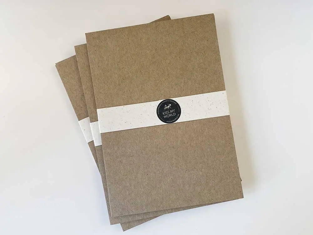 Hier siehst Du einen Stapel nachhaltiges Silphiepapier. Das Papier à la Carte-Silphiepapier im Format A4 ist von Outnature und es wird aus Faserresten hergestellt, die bei der Biogasproduktion übrigbleiben. Du kannst das Silphiepapier kaufen und als Bastelpapier, Künstlerpapier, Zeichenpapier, Skizzenpapier oder zum Malen benutzen.