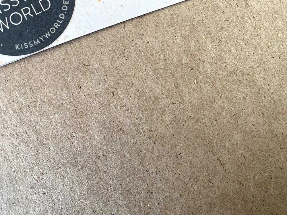 Silphiepapier für nachhaltige Skizzen, Detailaufnahme / Nahaufnahme des umweltfreundlichen Silphiepapiers. Das Papier à la Carte-Silphiepapier im Format A4 ist von Outnature und es wird aus Faserresten hergestellt, die bei der Biogasproduktion übrigbleiben. Du kannst das Silphiepapier kaufen und als Bastelpapier, Künstlerpapier, Zeichenpapier, Skizzenpapier oder zum Malen benutzen.