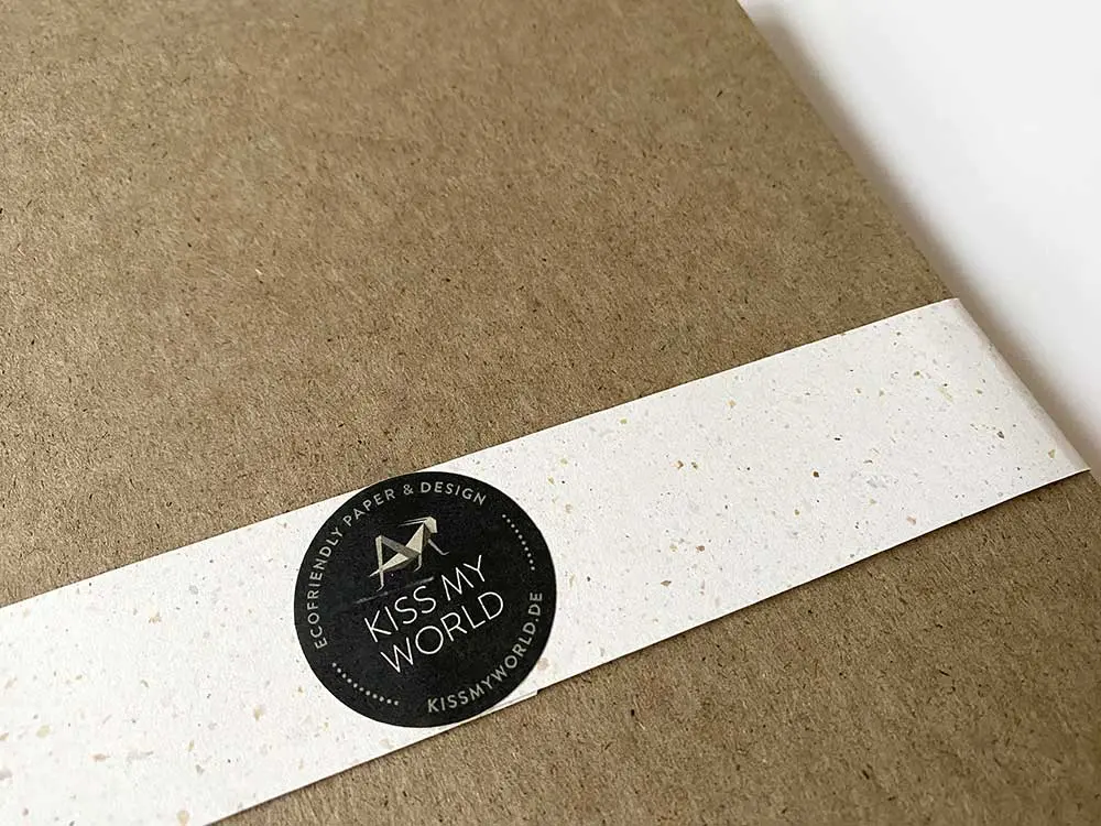 Strukturaufnahme von Silphiepapier für Skizzen, Detailaufnahme / Nahaufnahme des umweltfreundlichen Silphiepapiers. Das Papier à la Carte-Silphiepapier im Format A4 ist von Outnature und es wird aus Faserresten hergestellt, die bei der Biogasproduktion übrigbleiben. Du kannst das Silphiepapier kaufen und als Bastelpapier, Künstlerpapier, Zeichenpapier, Skizzenpapier oder zum Malen benutzen.