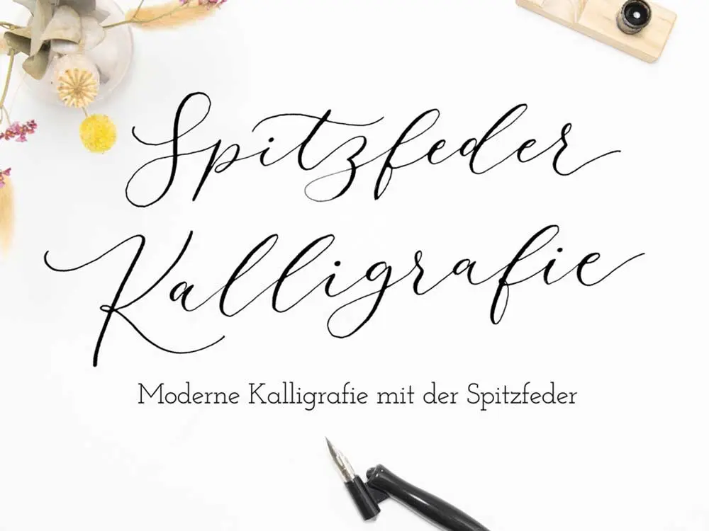 Schriftzug 'Spitzfeder Kalligrafie' mit Schreibutensilie Papier à la Carte Spitzfeder-Kalligrafie / Kalligraphie-Workshop Kurs mit Martina Johanna Janssen. Sie unterrichtet für Papier à la Carte auch Handlettering und kommt aus Bremen.