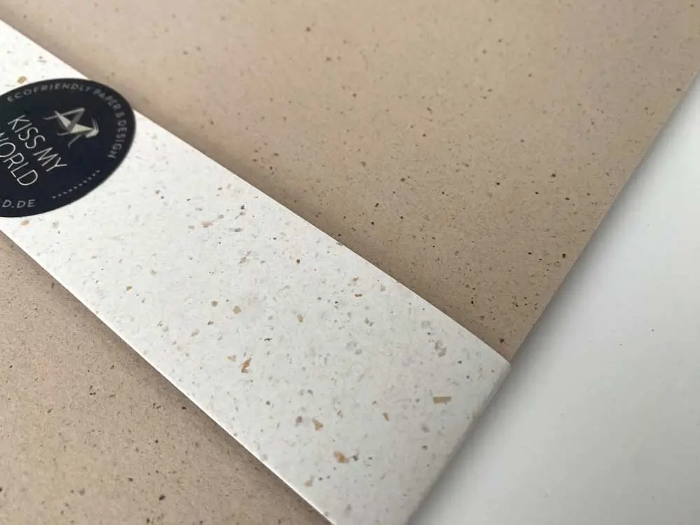 Detailansicht des strukturierten Kakaopapiers A4.