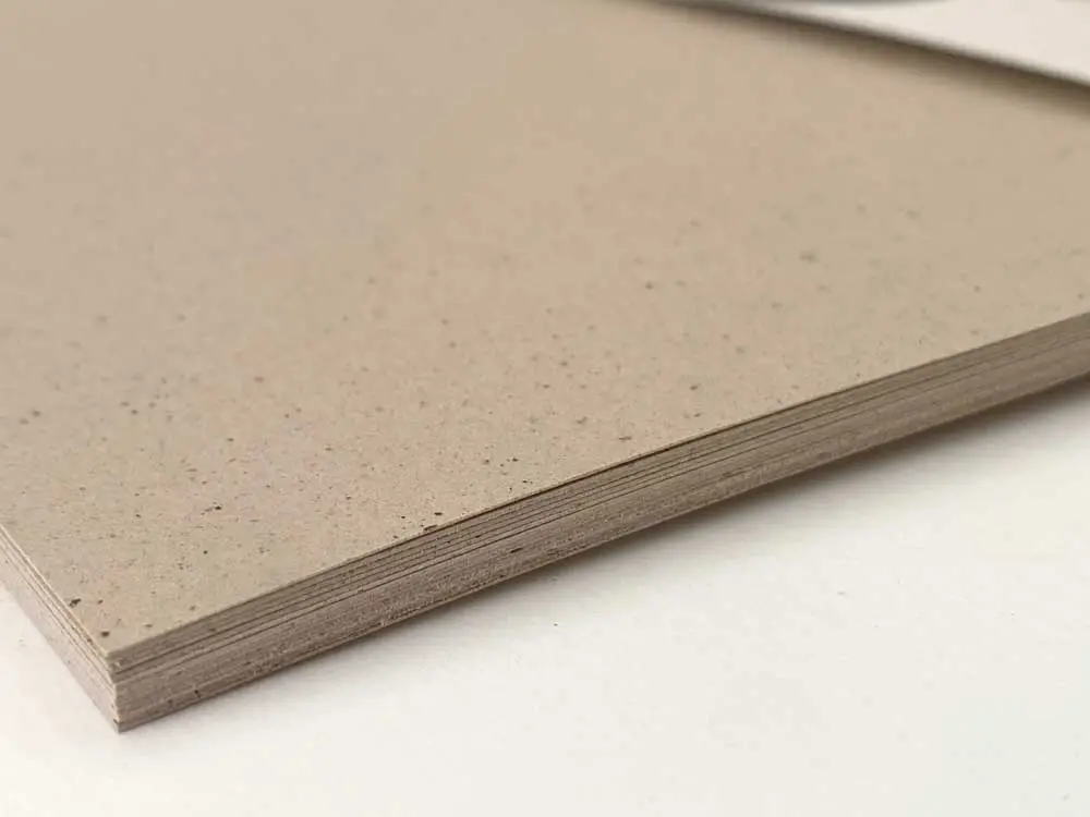 Detailansicht des strukturierten Kakaopapiers A4. Das Papier à la Carte-Kakaopapier A4 ist von Favini und es heißt Crush Cocoa. Du kannst das Kakaopapier kaufen und als Bastelpapier, Künstlerpapier, Zeichenpapier, Skizzenpapier oder zum Malen benutzen.