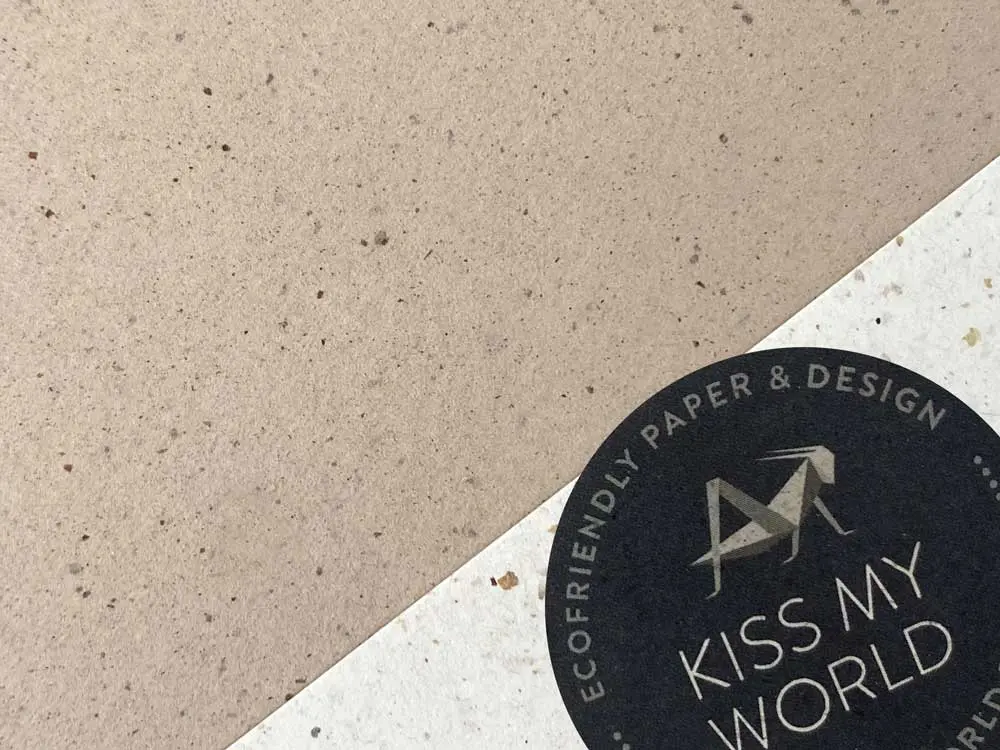 Papier à la Carte_Skizzenpapier_Zeichenpapier_Kakaopapier_A4_250g_03 Hier siehst Du eine Detailaufnahme vom Kakaopapier. Das Papier à la Carte-Kakaopapier A4 ist von Favini und es heißt Crush Cocoa. Du kannst das Kakaopapier kaufen und als Bastelpapier, Künstlerpapier, Zeichenpapier, Skizzenpapier oder zum Malen benutzen.