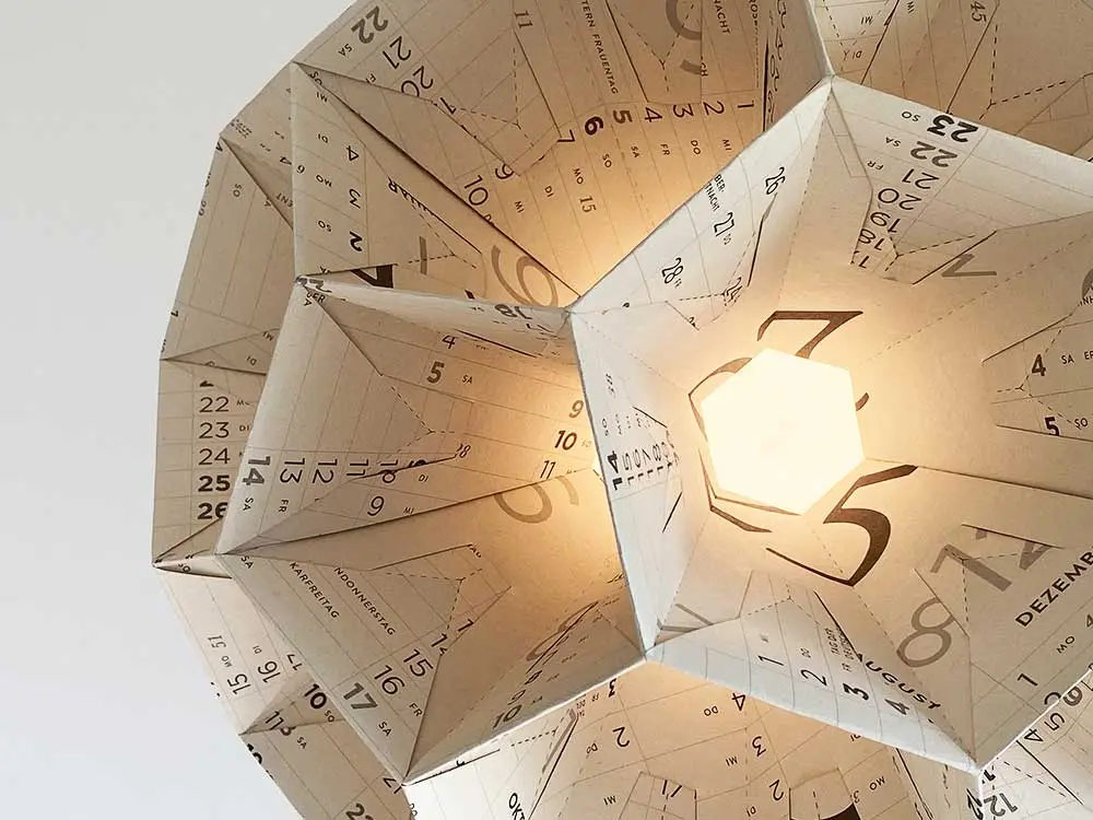 Detailansicht der Origami-Leuchte mit Lichtquelle, Deckenleuchte, Deckenlampe, Hängeleuchte, Wandleuchte, Sonderedition, Special Edition