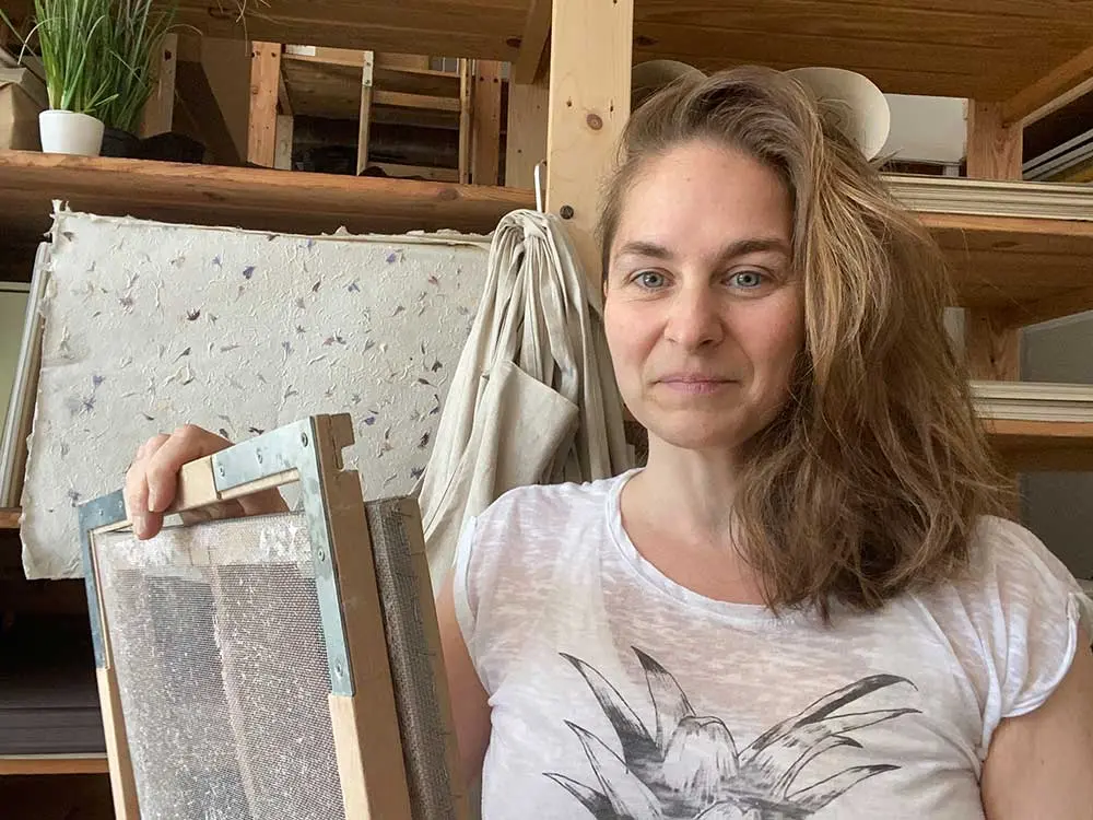 Workshop Papierschöpfen mit Naturmaterialien in Hamburg Moorburg Handgeschöpftes Papier Algenpapier VHS