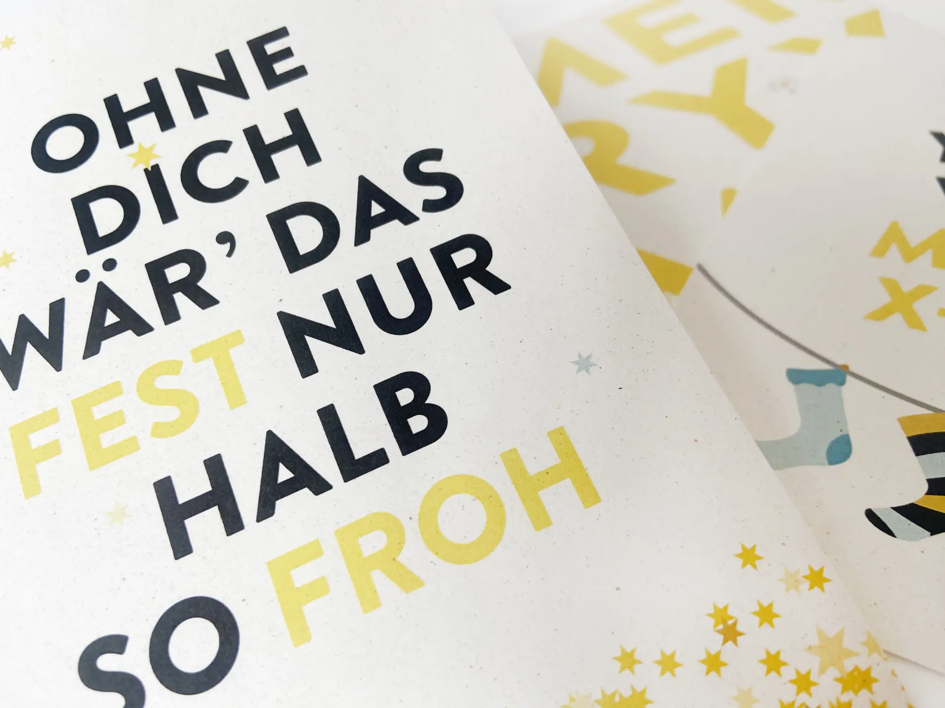 Weihnachtskarte mit dem Spruch „Ohne Dich wär’ das Fest nur halb so froh“ auf Apfelpapier