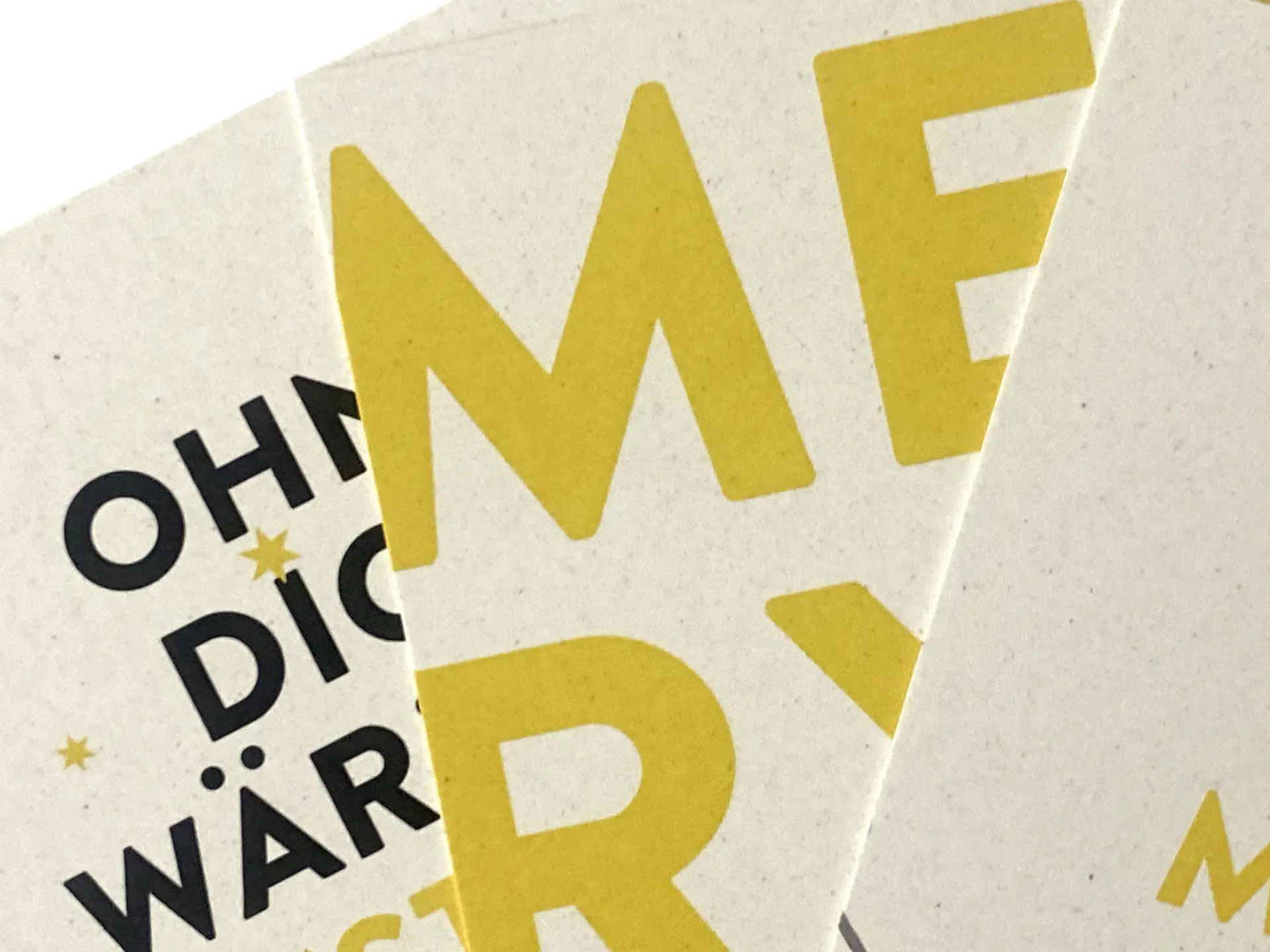 Drei nachhaltige Weihnachtskarten aus Apfelpapier nebeneinander arrangiert