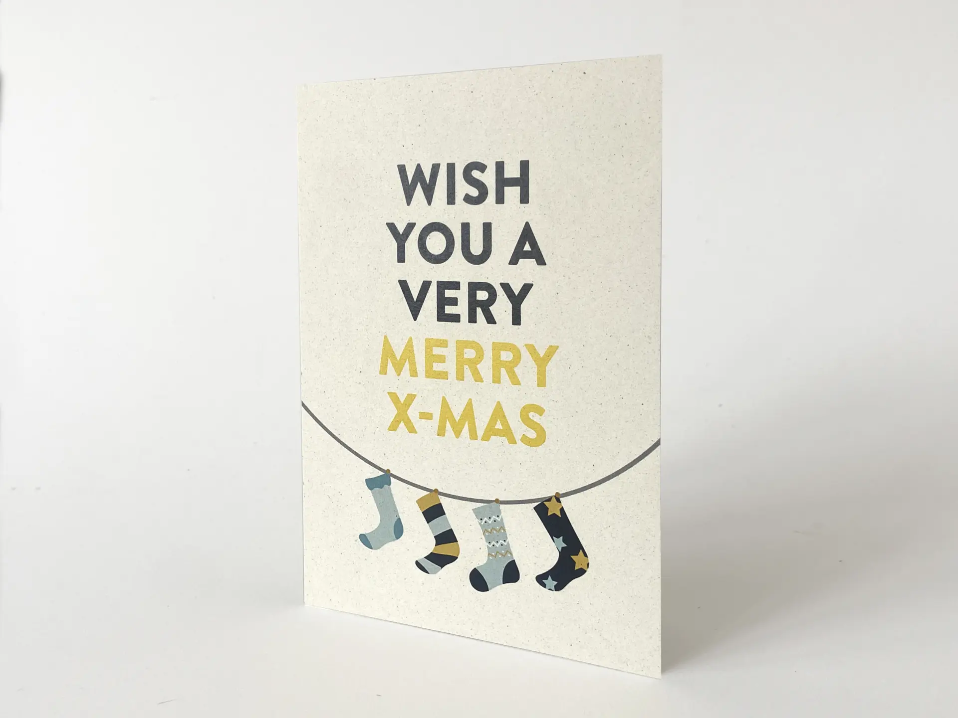 Weihnachtskarte mit Text „Wish you a very Merry X-Mas“ und Socken-Girlande