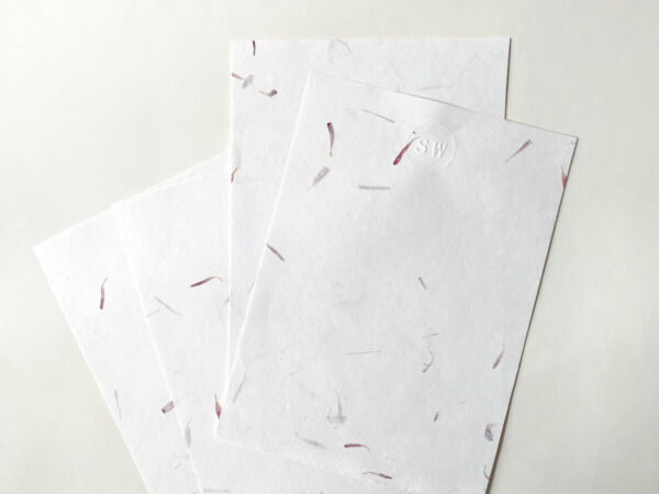 Briefpapier-Set Asternblüten – Handgeschöpftes Baumwollpapier mit Prägung – Bild 6