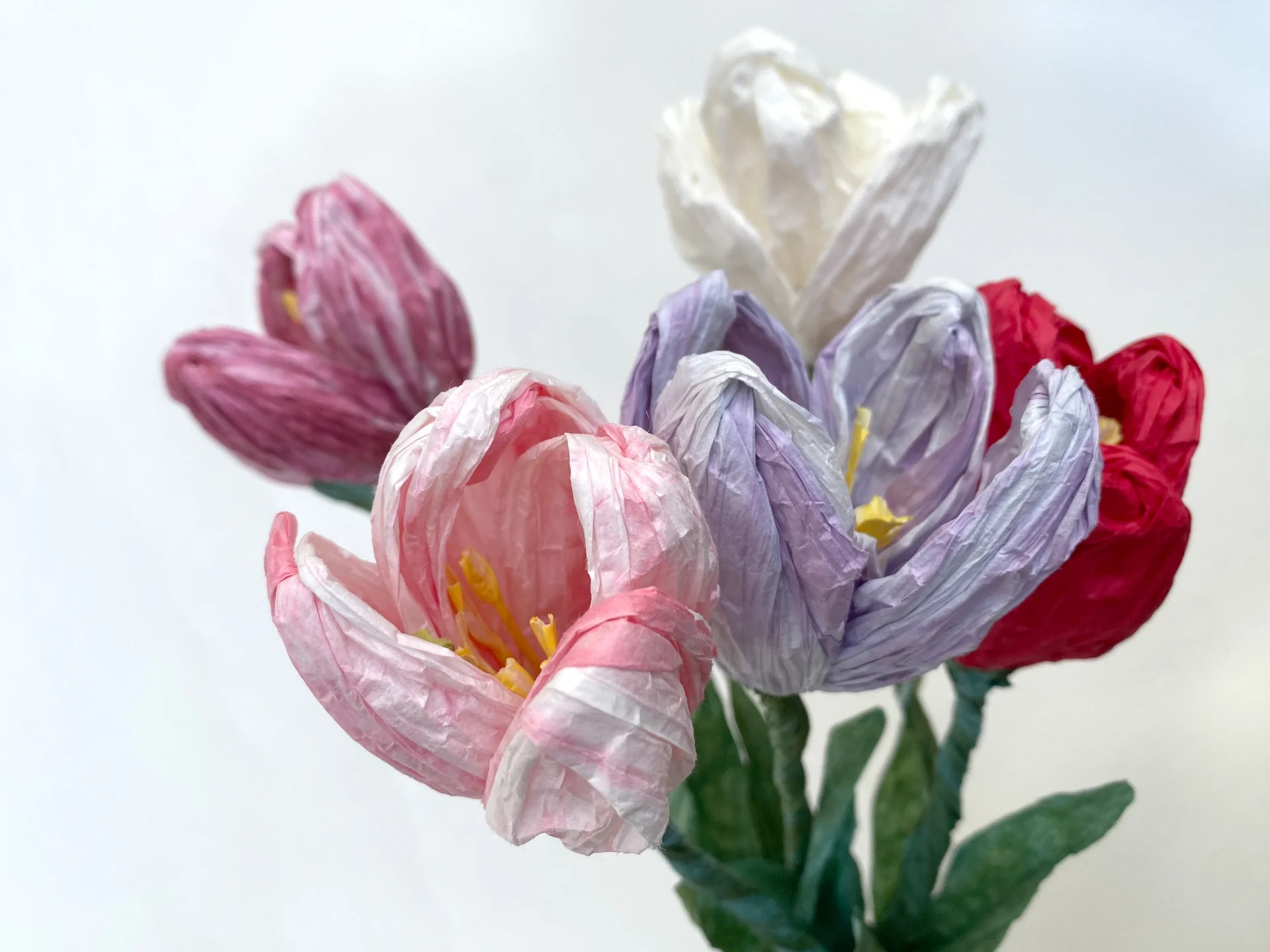 DIY‑Tulpenset aus finnischem Papiergarn mit farbigen Papier‑Tulpen und Geschenkbox.
