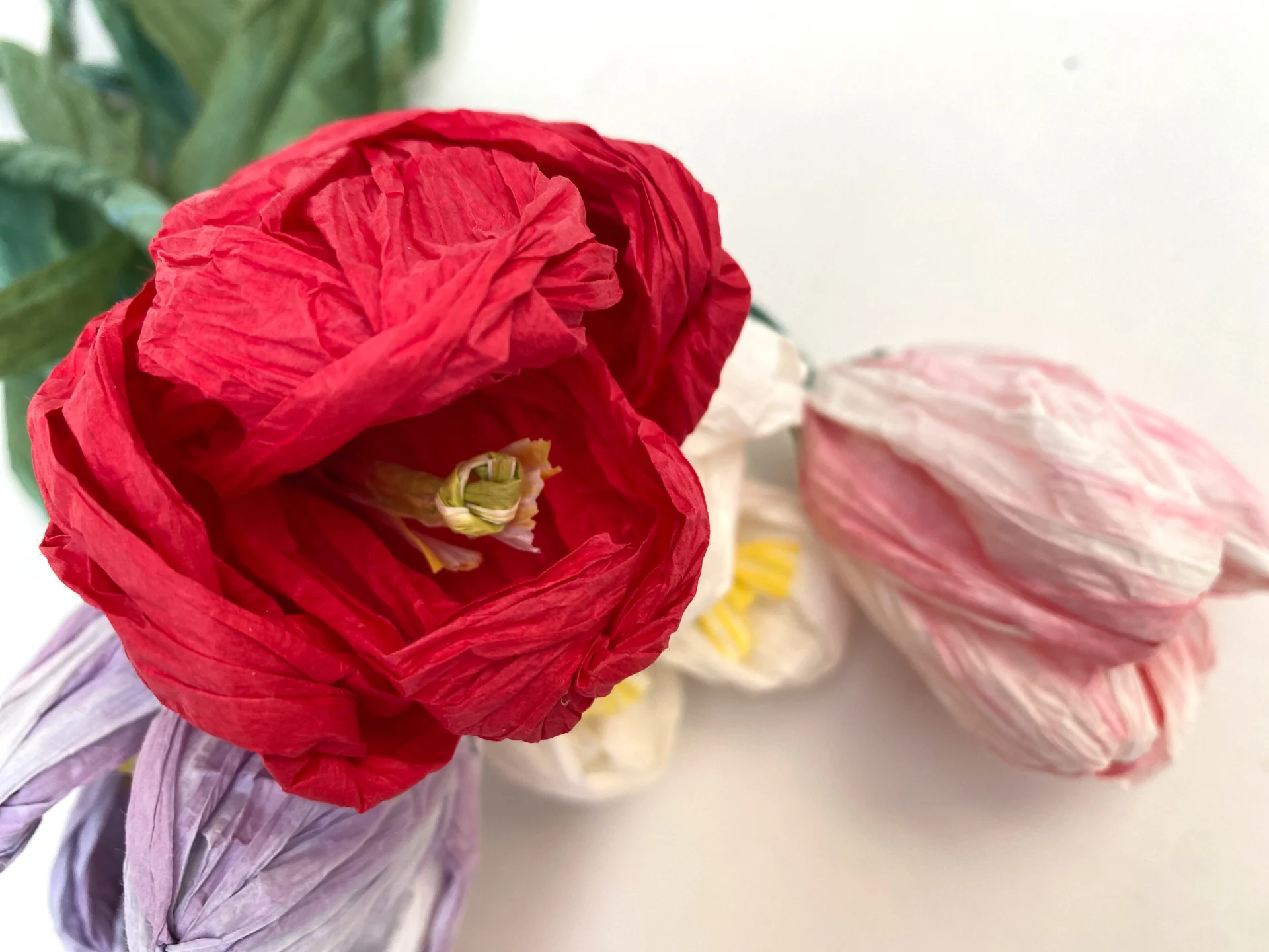 DIY‑Tulpenset aus finnischem Papiergarn mit farbigen Papier‑Tulpen und Geschenkbox.
