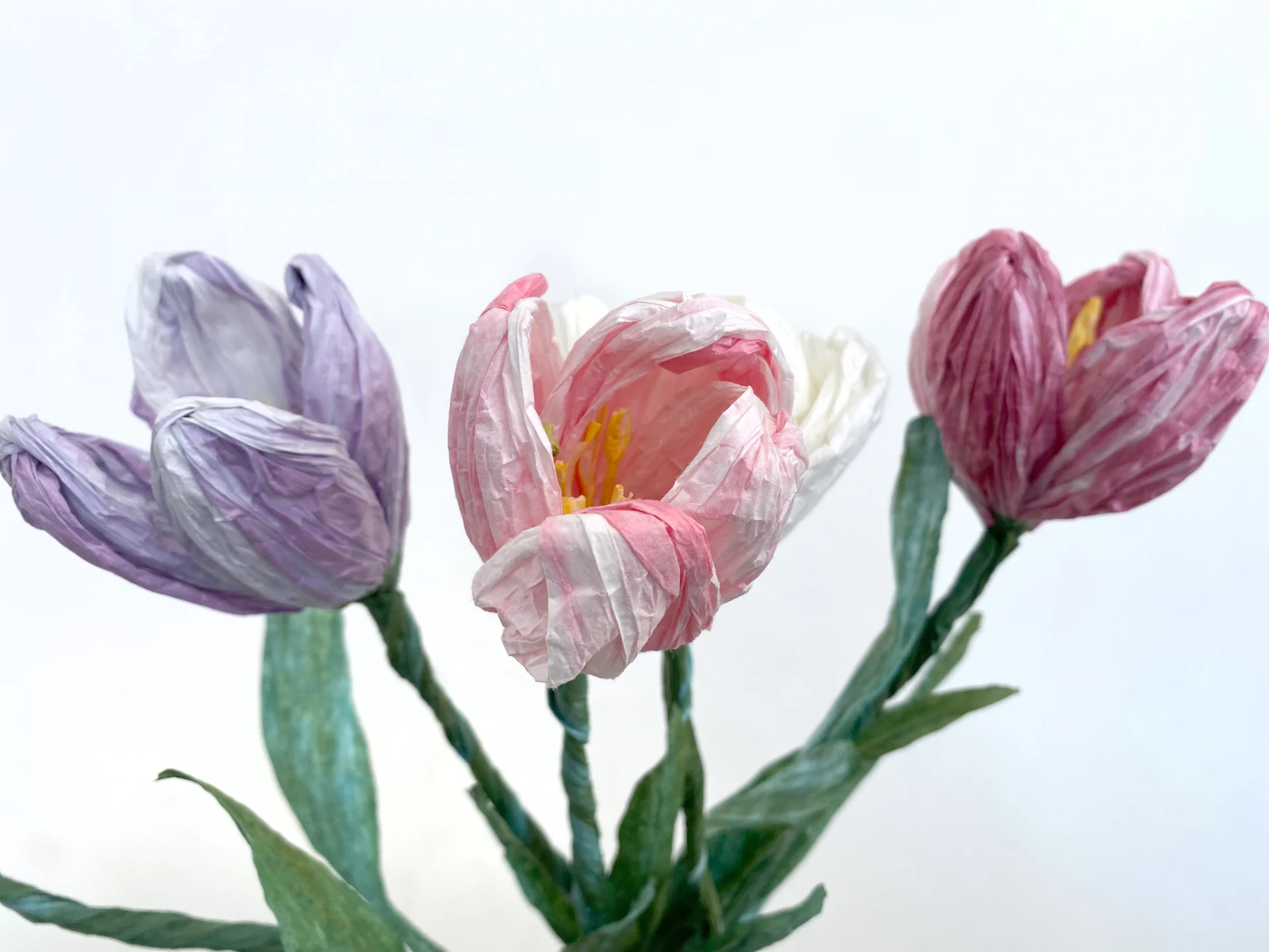 DIY‑Tulpenset aus finnischem Papiergarn mit farbigen Papier‑Tulpen und Geschenkbox.