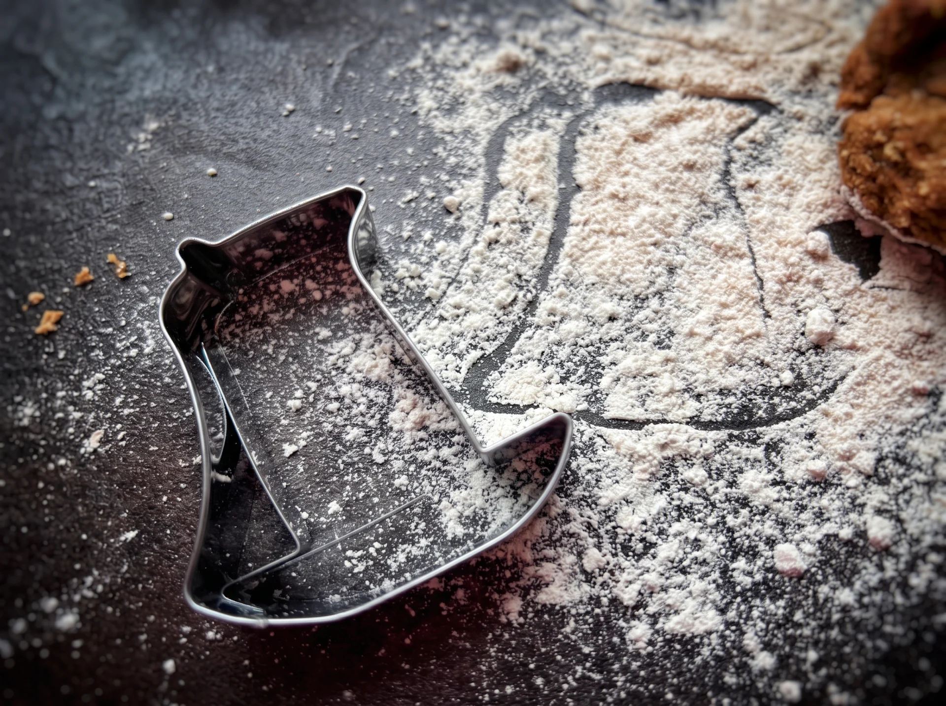 Frisch gebackene verzierte Butterkekse in Form des Blankeneser Pfahlewers