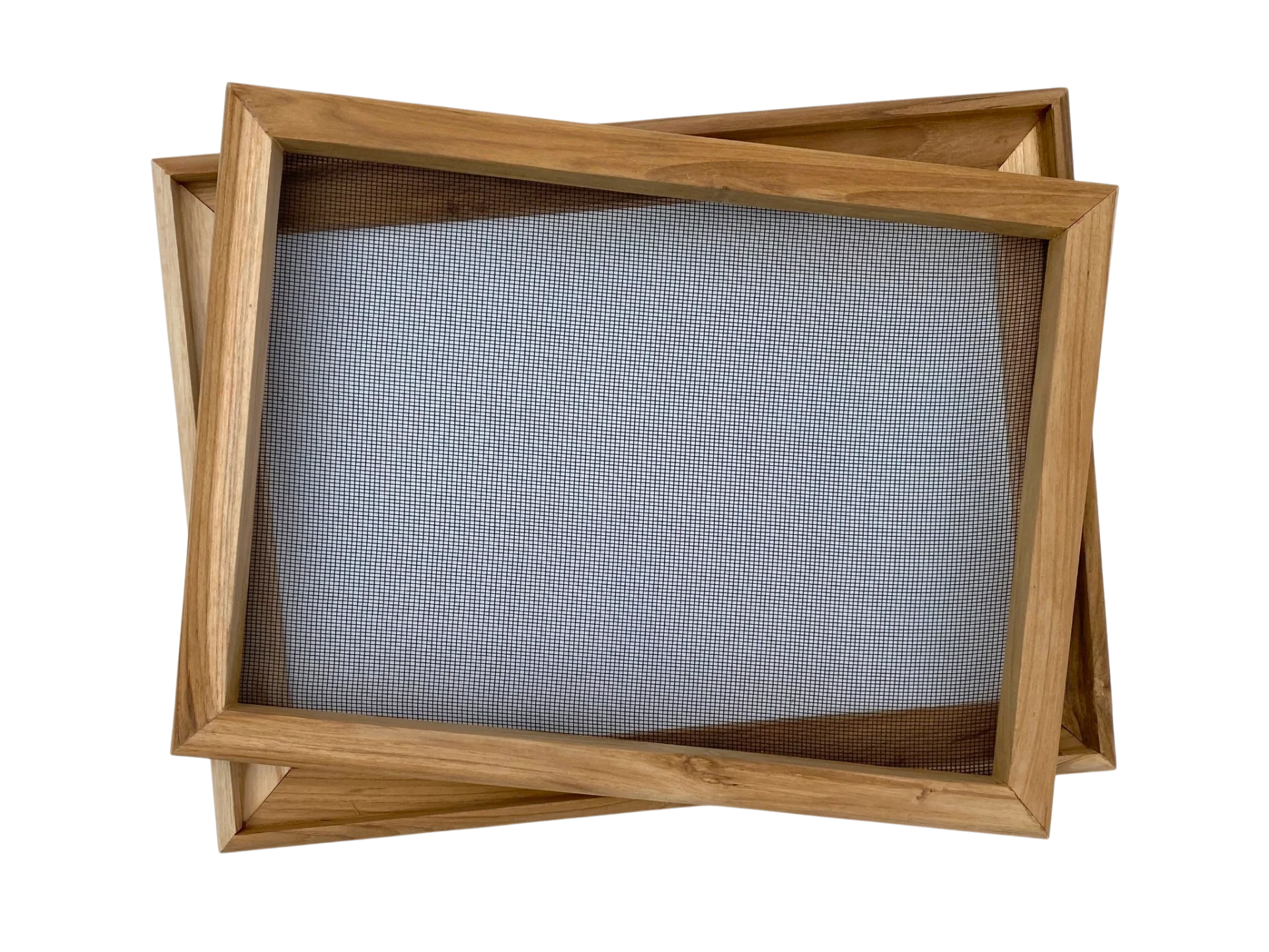 Klassischer zweiteiliger Papierschöpfrahmen aus Holz im Format DIN A4 mit feinmaschigem Sieb, Studioaufnahme
