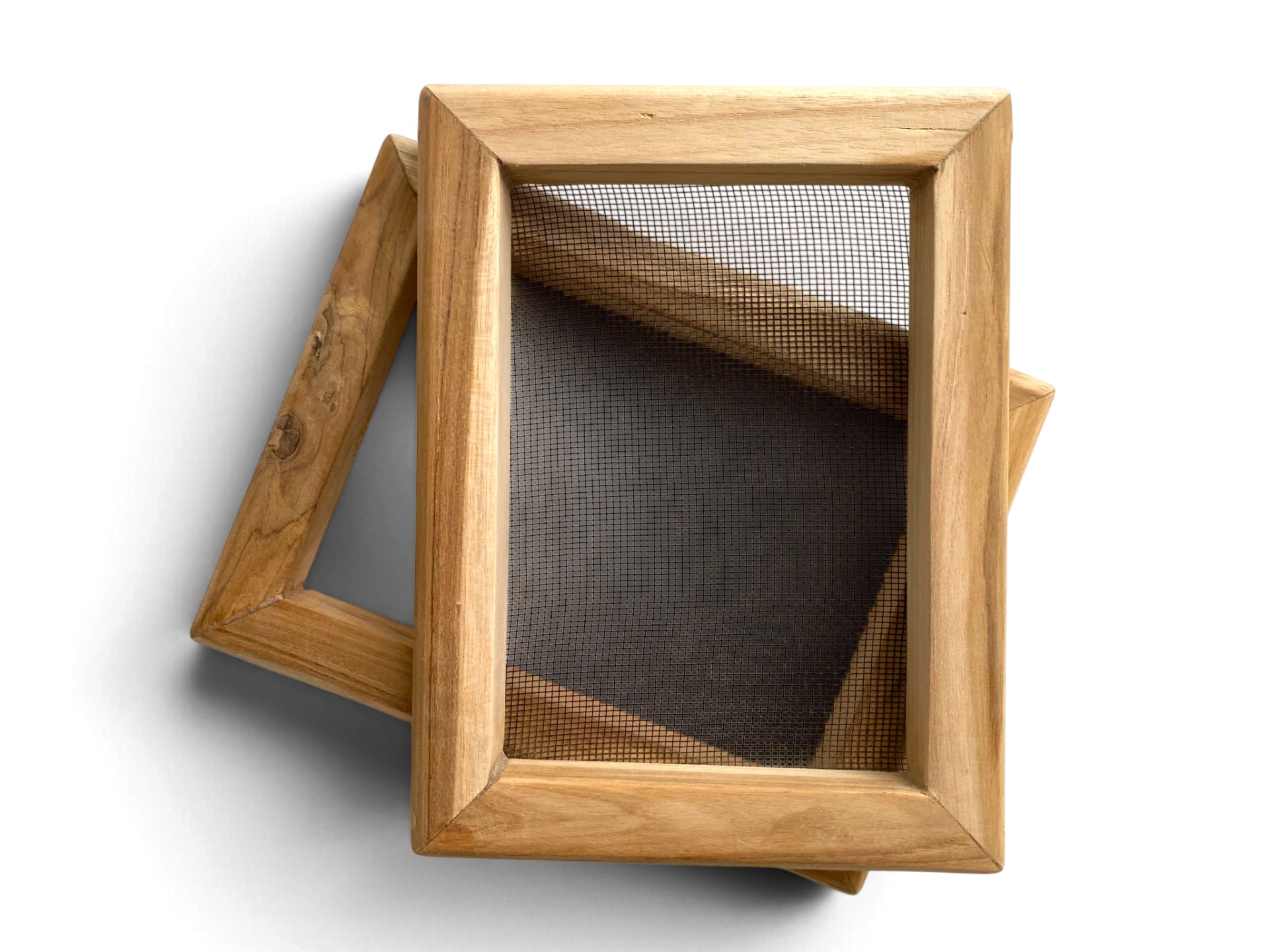 Kompakter klassischer Papierschöpfrahmen im Format DIN A6 aus Holz mit Siebeinsatz